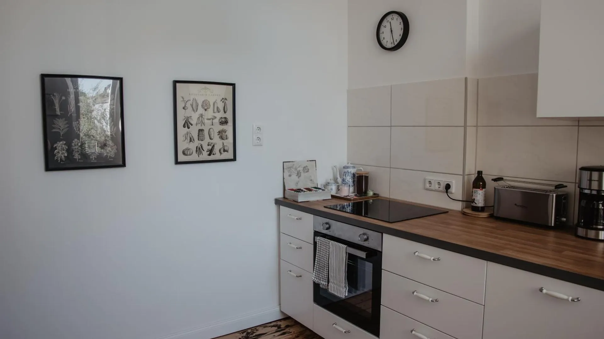 4 Zimmer Altbauparadies Fuer Gruppenreisende Und Familien Im Zentralen Bremer Fluesseviertel 0*, Bremen Germany